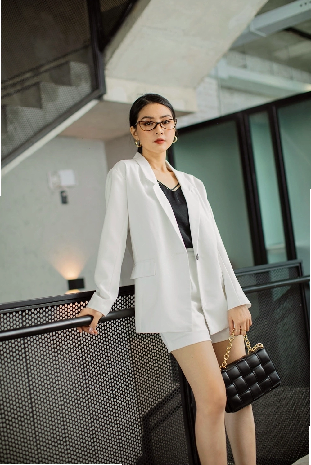 Áo blazer nữ trắng tay dài, trang phục cơ bản theo phong cách tối giản