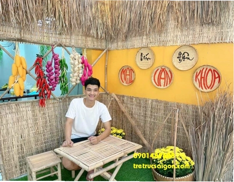 Bàn ghế tre kết hợp với các chi tiết trang trí từ lá cọ