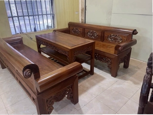 Bàn Ghế Trường Kỷ Gỗ Gụ Vân – Hàng Đại 2m37 với các họa tiết đục chạm tinh xảo