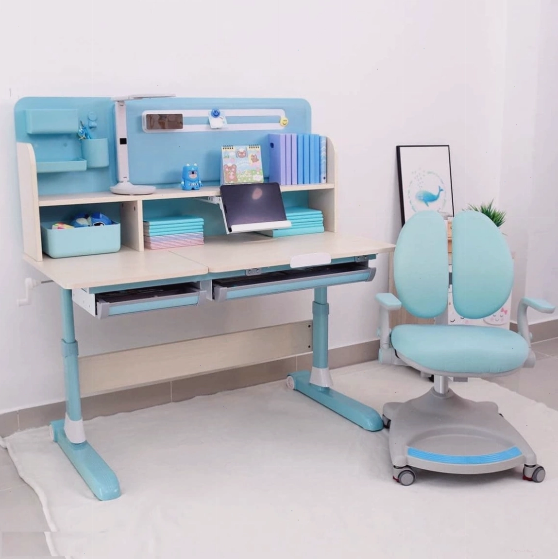 Bàn học màu xanh cho bé trai, dễ dàng kết hợp nội thất
