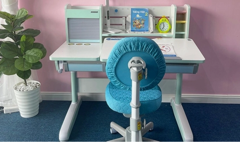 Bàn học tích hợp nhiều tiện ích tiết kiệm không gian nên có thể trang trí thêm cây xanh