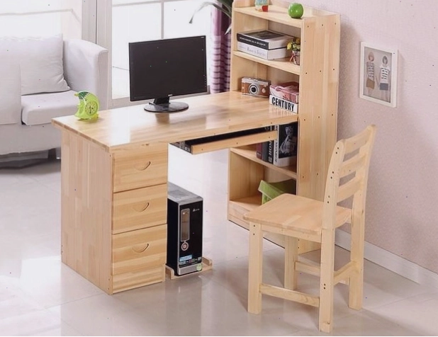 Bàn làm từ gỗ thông