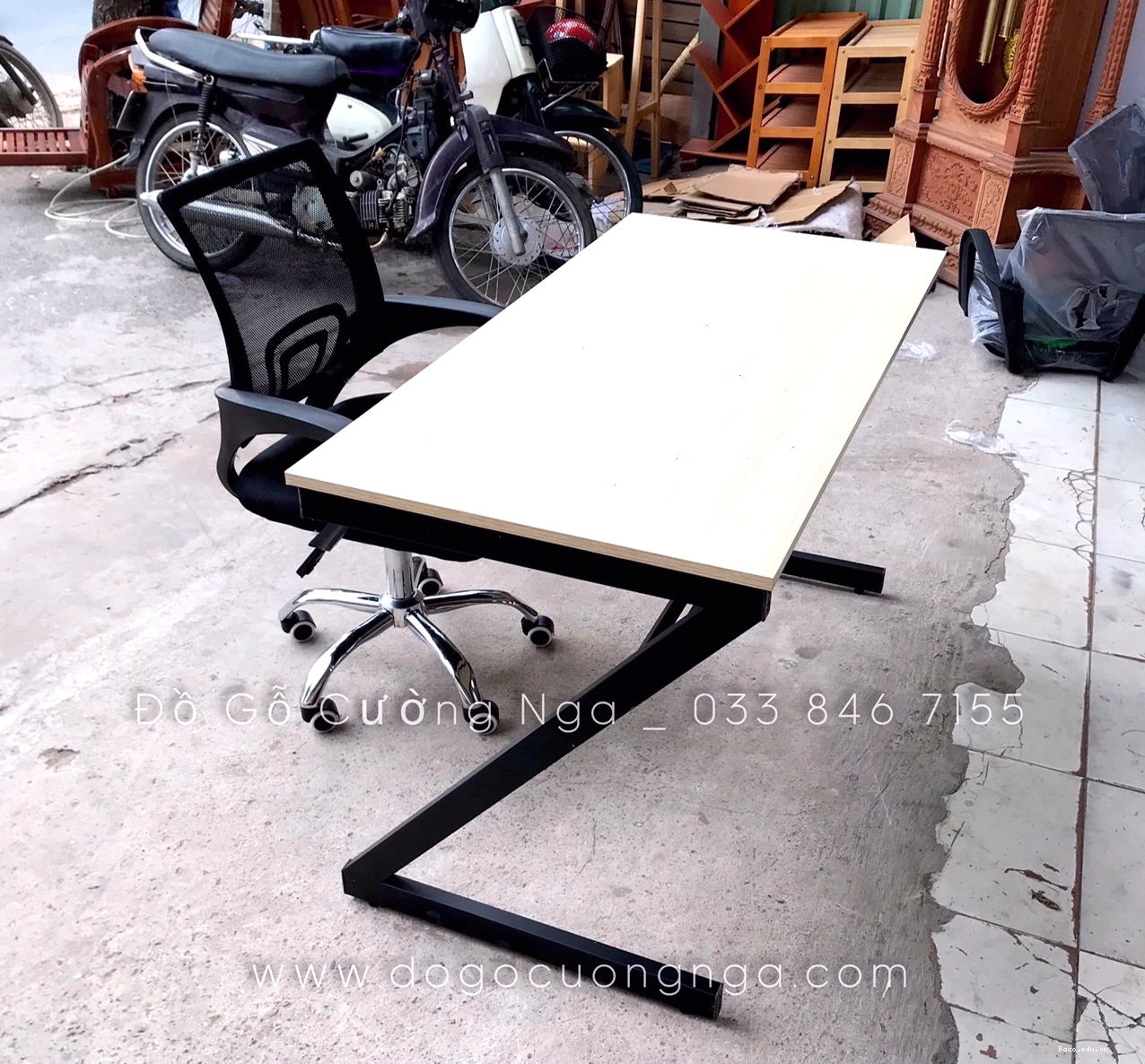 Bàn làm việc gỗ chân sắt hiện đại, kết hợp hài hòa nhiều phong cách