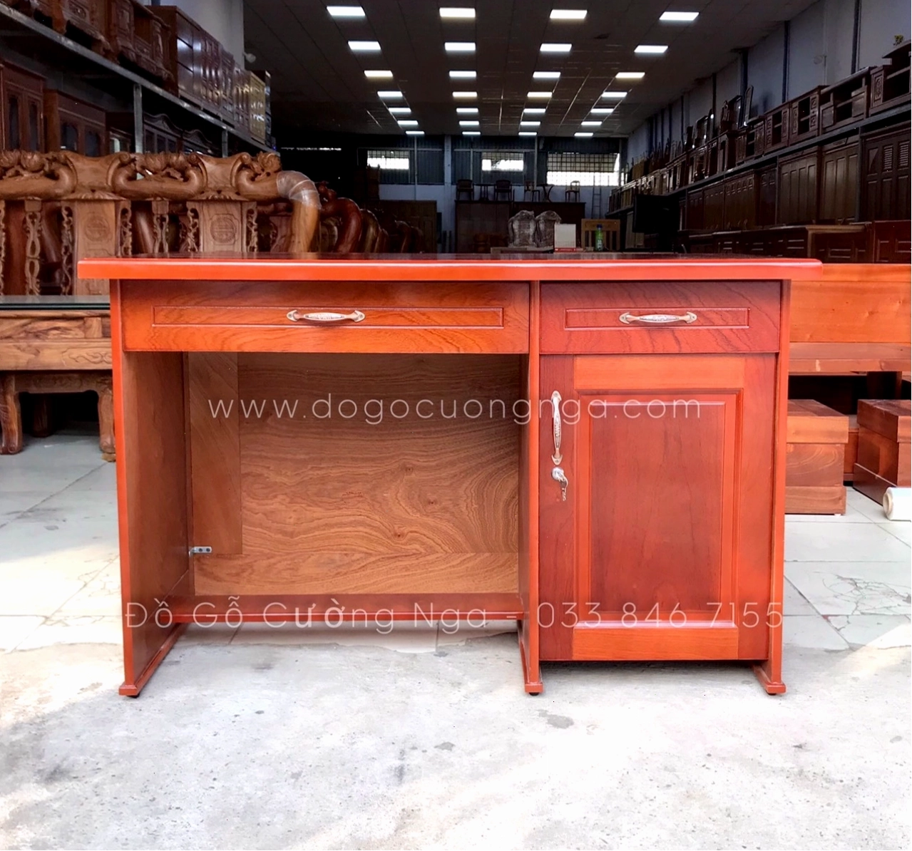 Bàn làm việc gỗ đa năng, tích hợp nhiều ngăn kéo và kệ