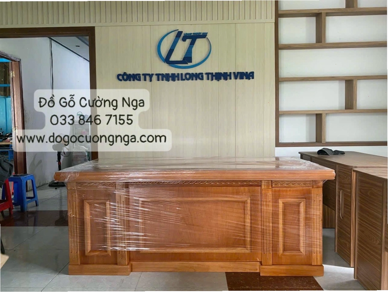 Bàn làm việc gỗ tự nhiên với màu sắc ấm áp, vân gỗ đẹp