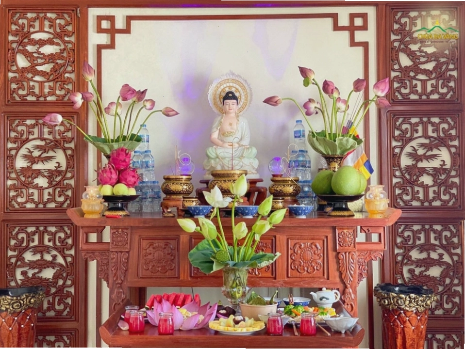 Bàn thờ Phật phải được đặt chỗ trang nghiêm, thanh tịnh