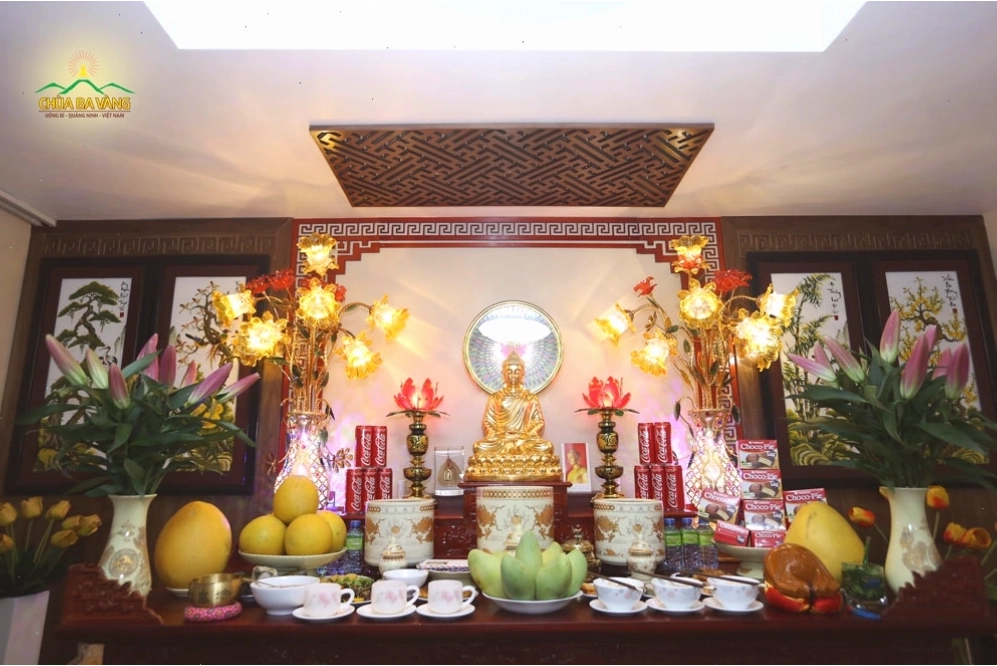Bàn thờ Phật tại gia có 3 bát hương