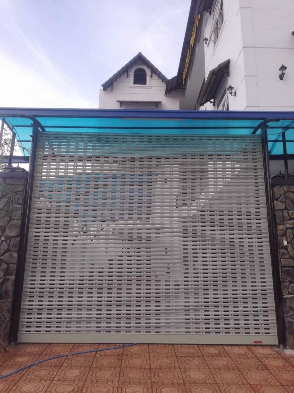 Banner quảng cáo cửa cuốn khe thoáng
