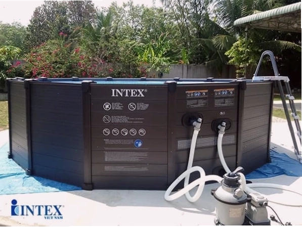 Bể bơi Intex với thiết kế mặt nước xanh mát