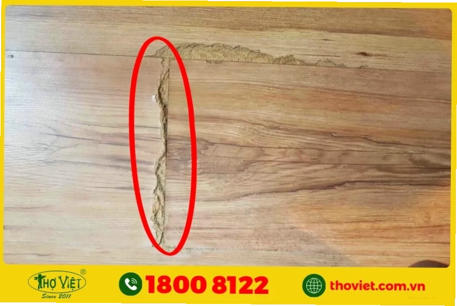 Bề mặt gỗ bị bong tróc cần được xử lý trước khi sơn lại