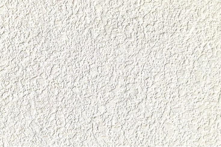Bề mặt tường vữa xi măng trắng, có độ nhám cao, tạo cảm giác thô mộc