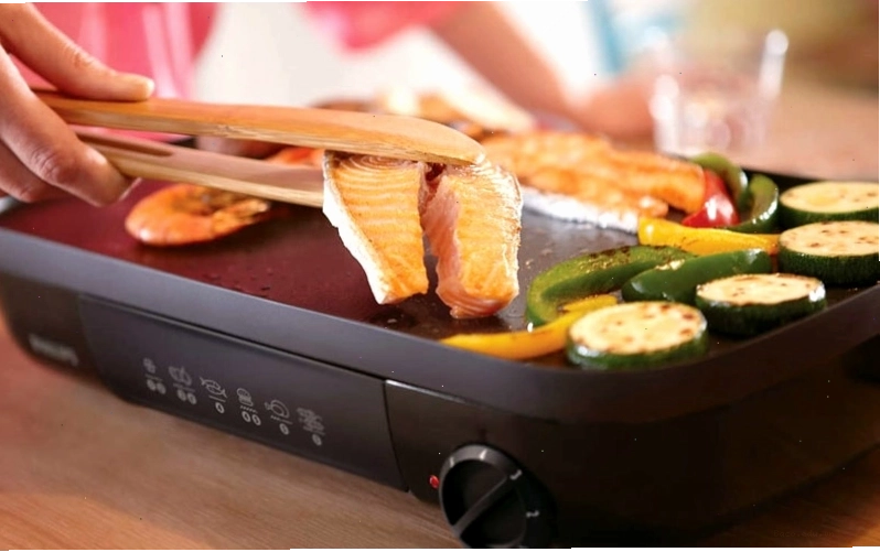 Bếp nướng điện được tích hợp đa dạng phím điều khiển để người dùng tiện lợi trong việc sử dụng