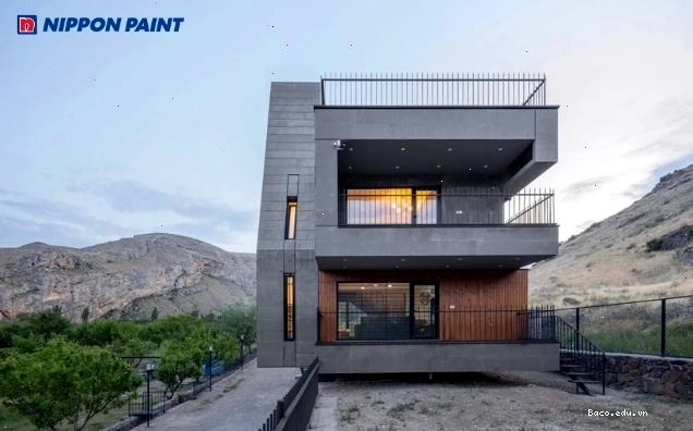 Biệt thự hiện đại với ngoại thất màu xám, kết hợp sân vườn và tiểu cảnh tinh tế