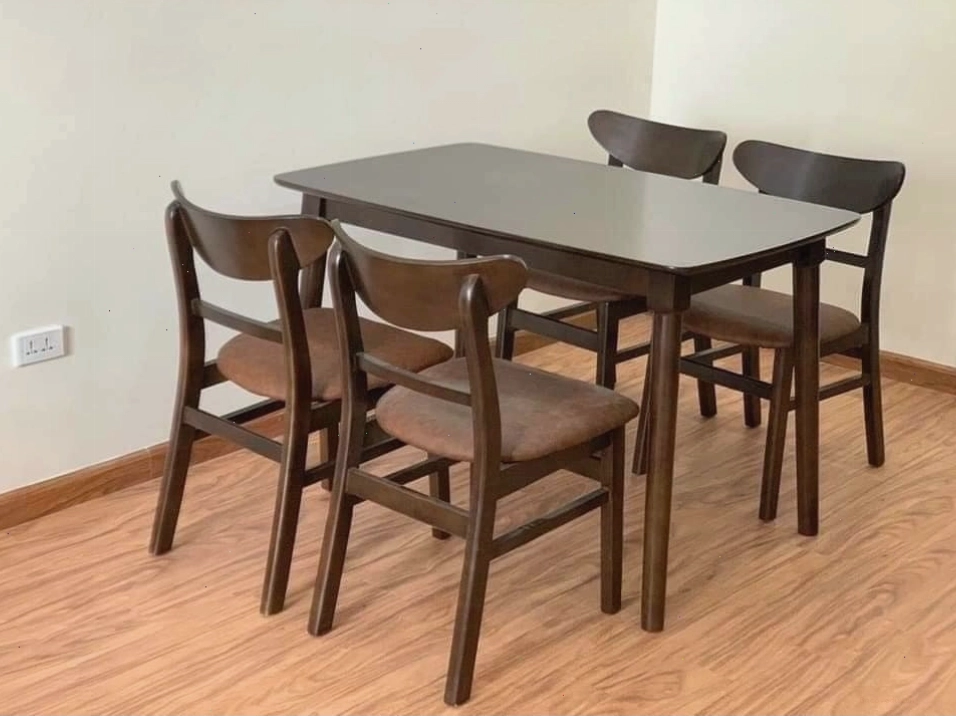 Bộ bàn ăn 4 ghế chất liệu gỗ cao su tự nhiên màu nâu ấm áp