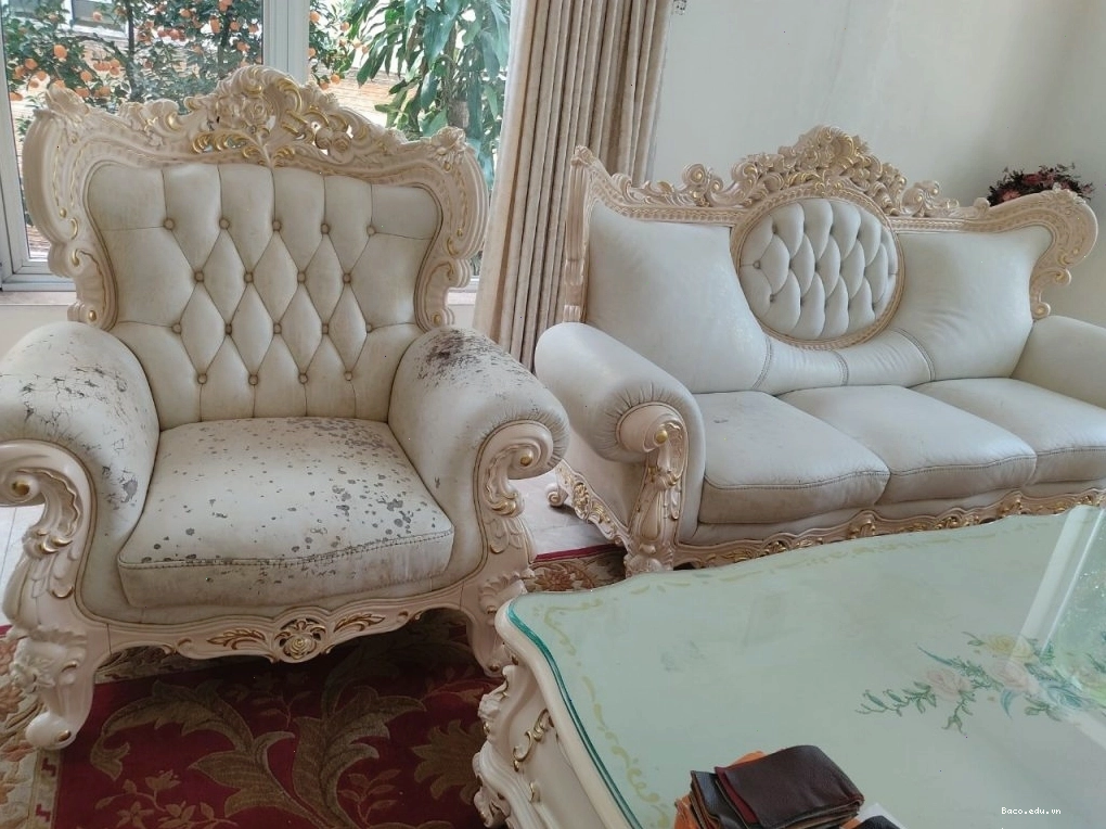 Bộ ghế sofa cổ điển trước khi bọc lại tại Hà Nội, bề mặt bị bong tróc