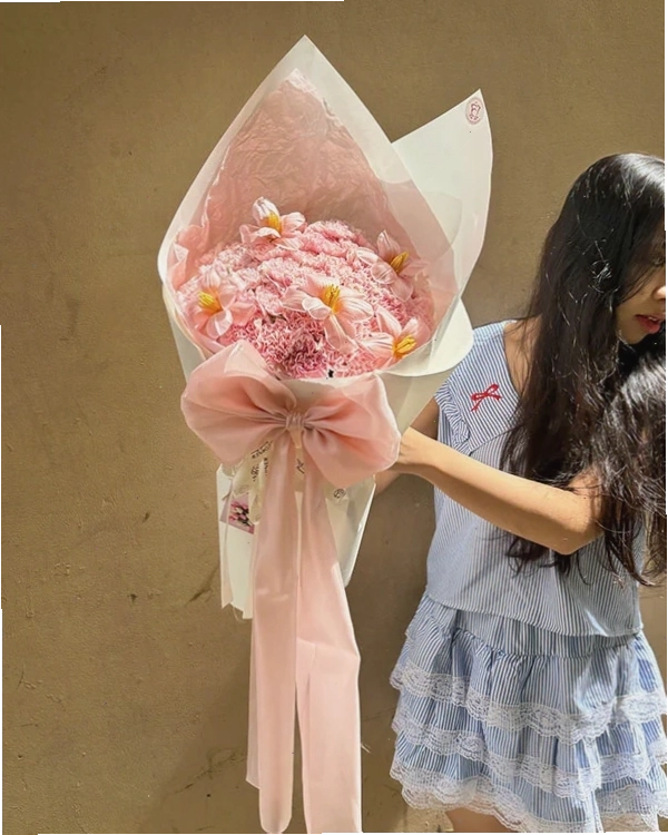 Bó hoa Đồng Hồ Cát, mang ý nghĩa về thời gian và những khoảnh khắc quý giá