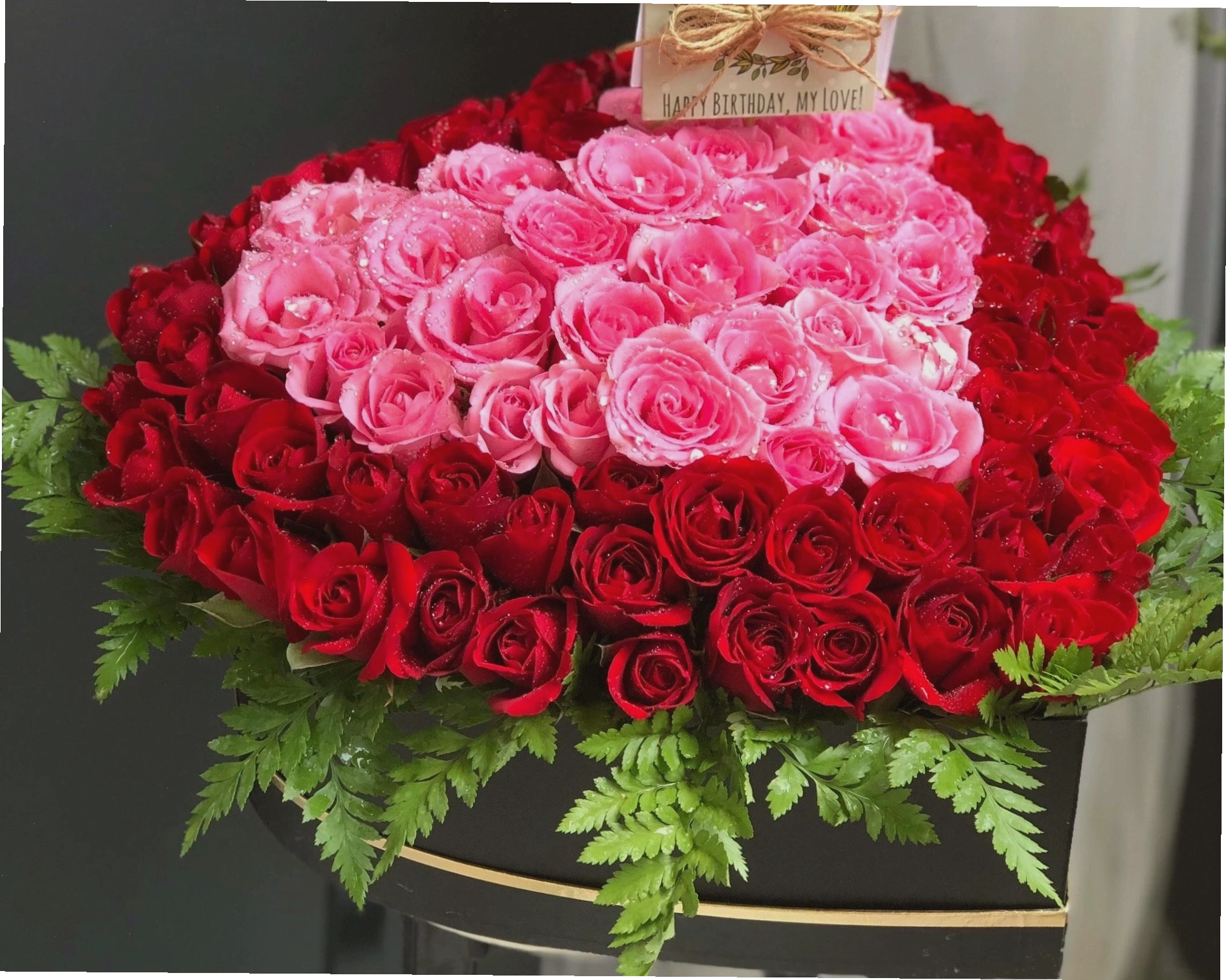 Bó hoa hồng được cắm theo hình trái tim lãng mạn