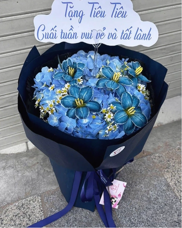 Bó hoa Huyền Mơ, với sắc xanh bí ẩn và quyến rũ