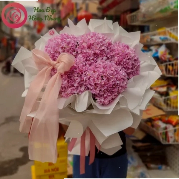 Bó hoa lụa tú cầu với sắc tím mộng mơ, mang vẻ đẹp dịu dàng và lãng mạn