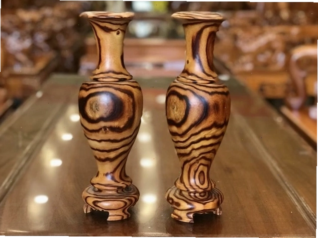 Bộ lục bình gỗ trắc với đường nét chạm khắc tinh xảo