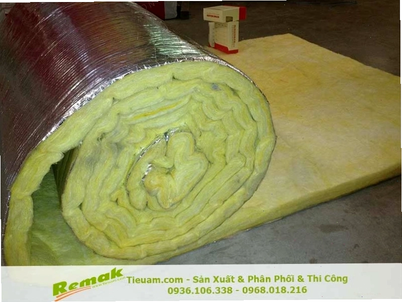 Bông Thủy Tinh Remak® GlassWool dạng cuộn có bạc.