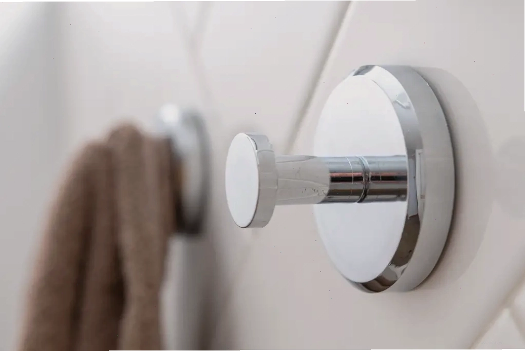 Các móc treo phòng tắm được đề xuất lắp đặt trên tường.