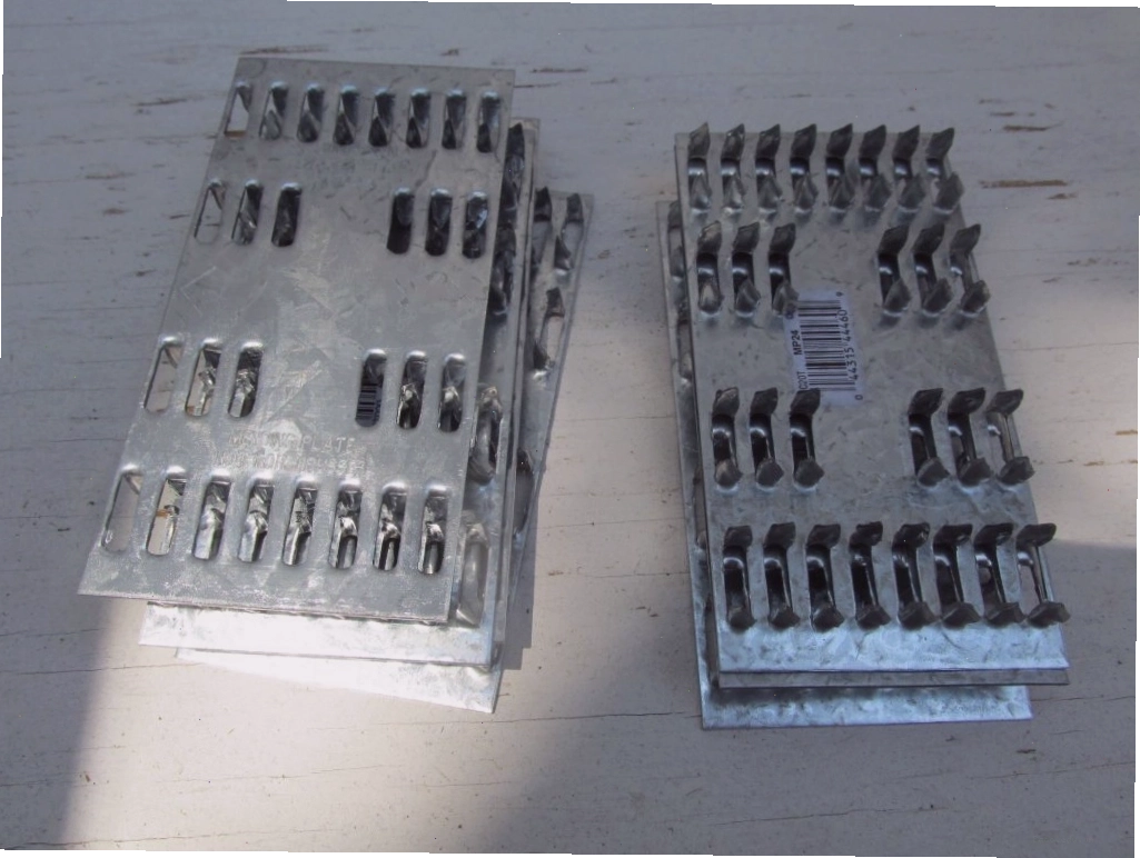 Các tấm kim loại dùng để gia cố các góc nối trong việc xây dựng chuồng gà