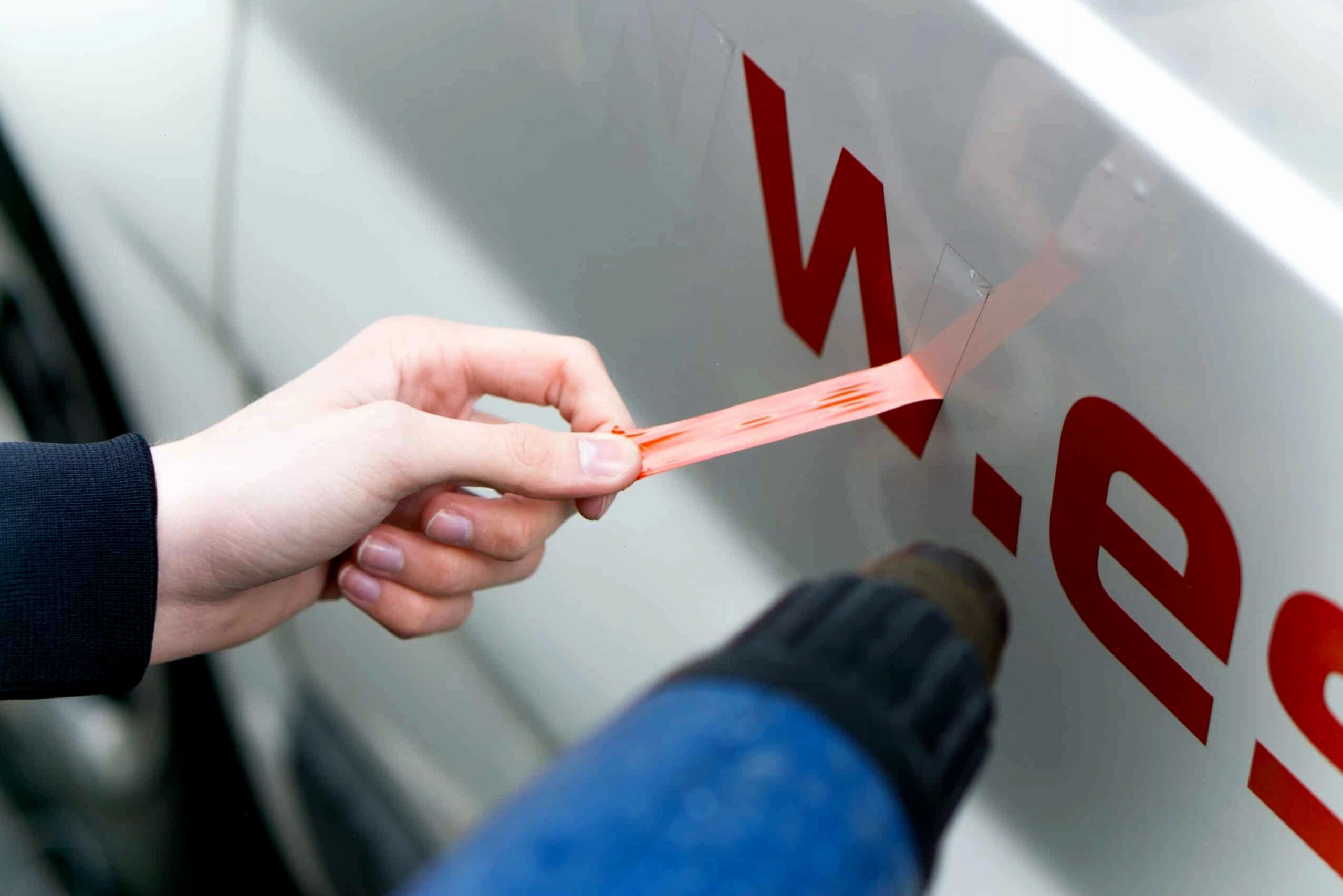 Cách loại bỏ keo sticker trên kính cửa sổ và xe hơi