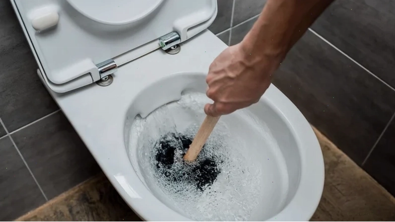 Cách xử lý bồn cầu bị nghẹt tại nhà bằng áp lực nước