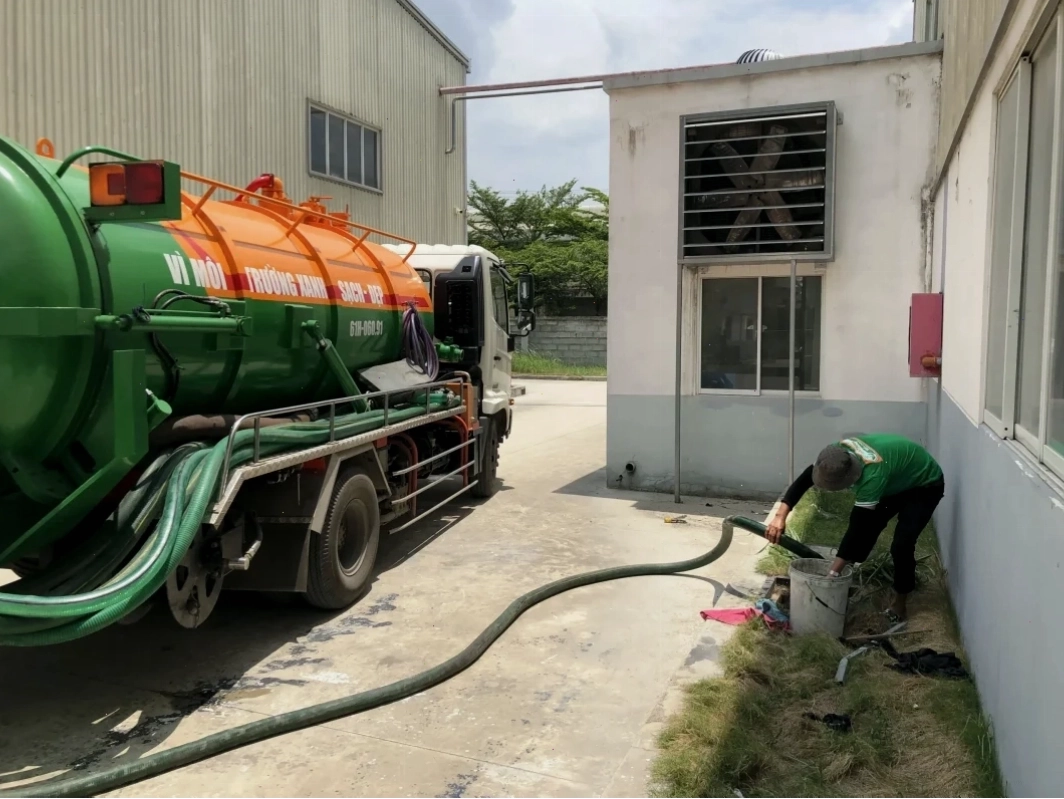 Cận cảnh bồn cầu bị tắc nghẽn do đầy bể phốt