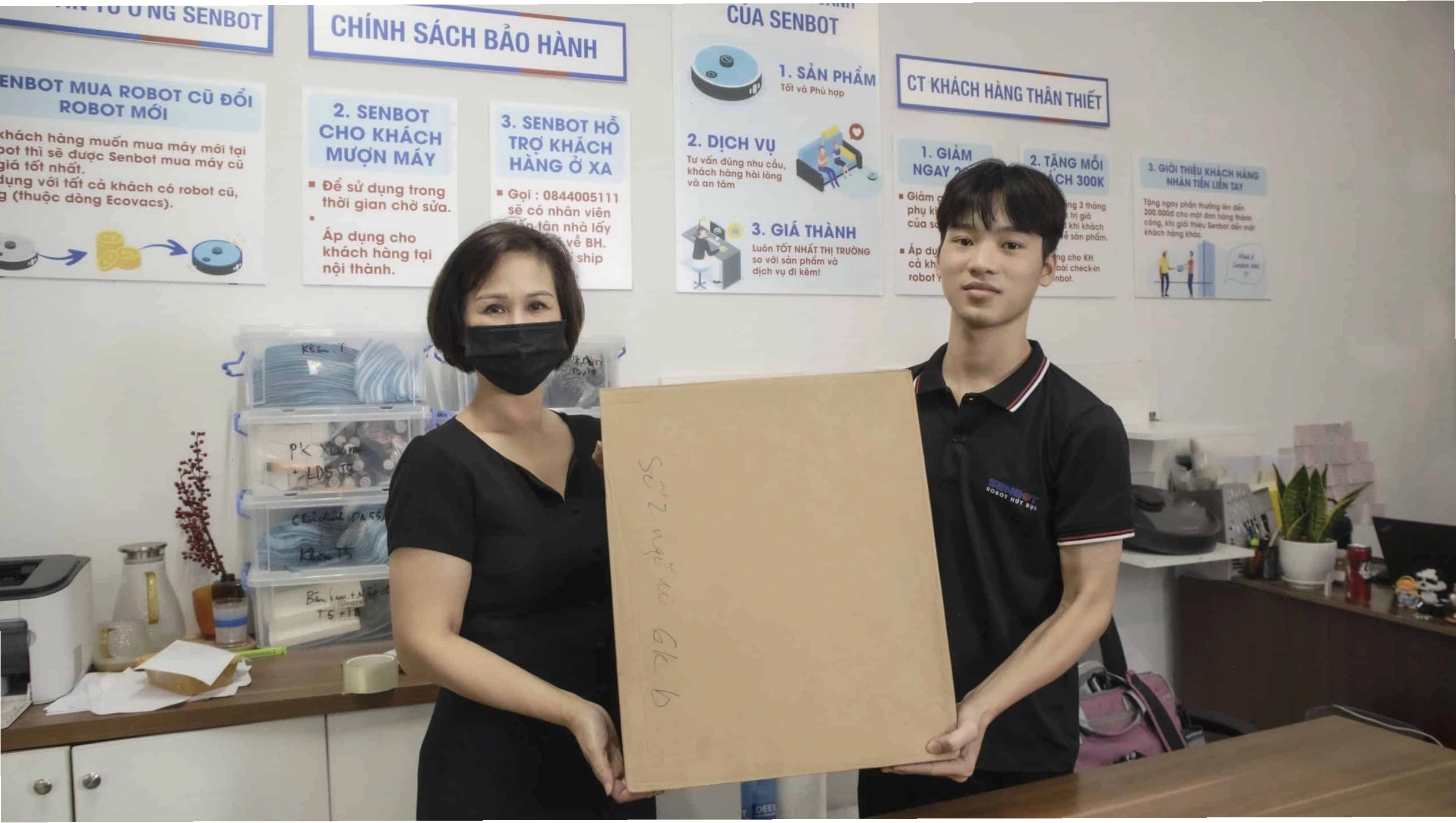 Cận cảnh một robot hút bụi đang được sửa chữa