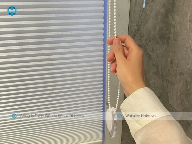Cận cảnh rèm tổ ong kéo dây hệ kéo Standard với cơ chế hoạt động đơn giản