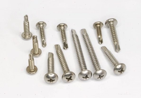 Cận cảnh vít inox 304 với bề mặt sáng bóng và cấu trúc chắc chắn