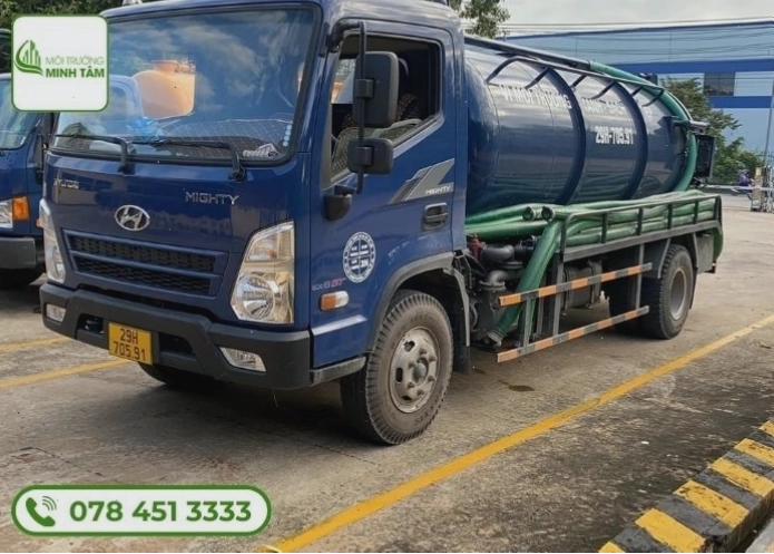 Cận cảnh xe hút hầm cầu đang hoạt động