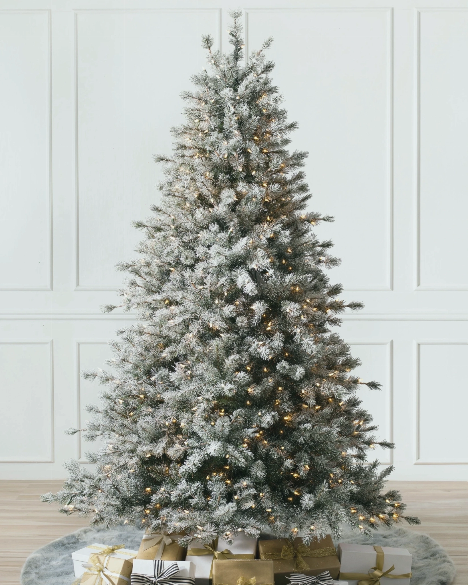 Cây thông Noel Frosted Sugar Pine phủ tuyết nhân tạo với ánh sáng ấm áp