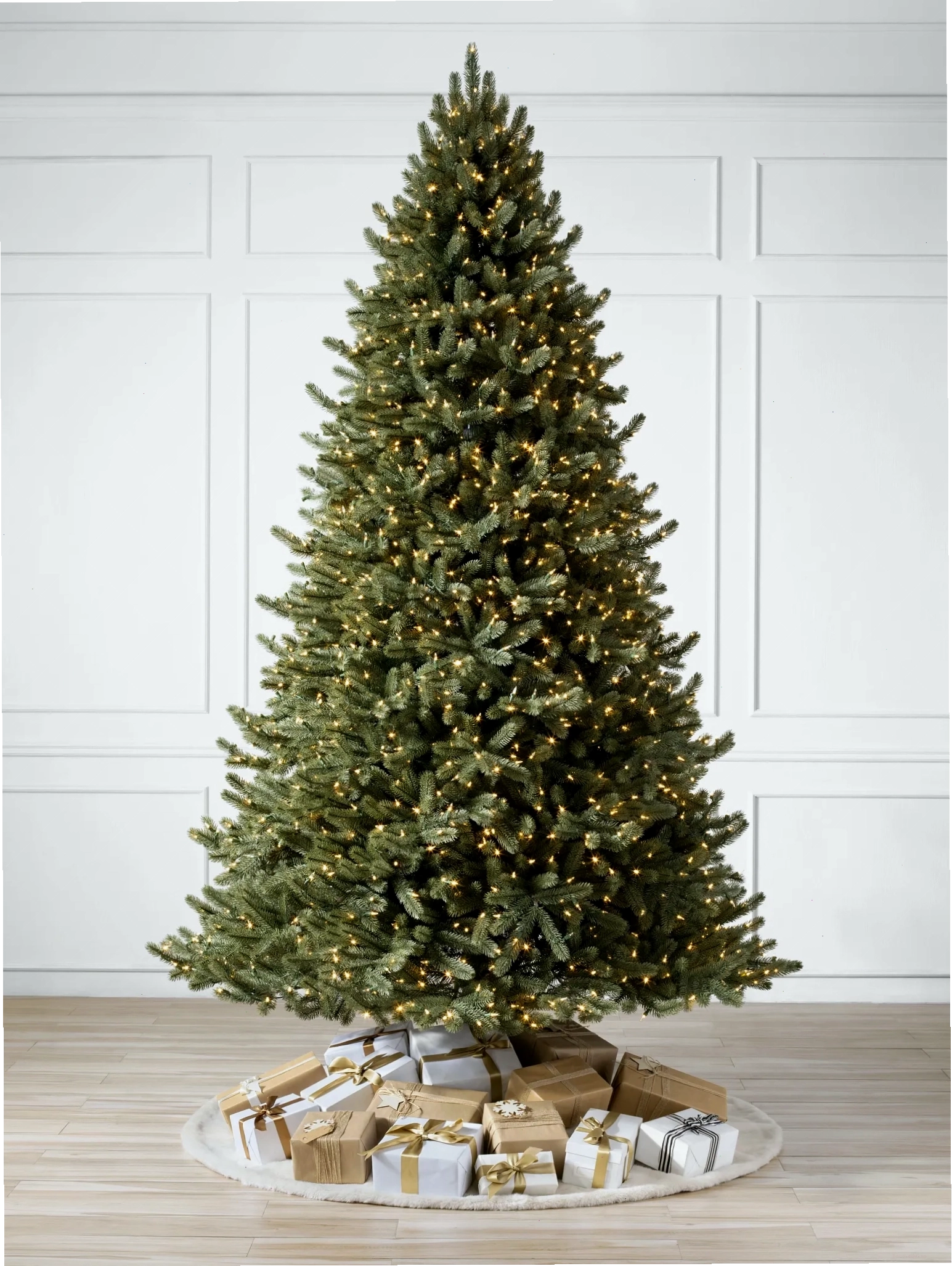 Cây thông Noel Vermont White Spruce được trang trí đèn lấp lánh và quà tặng