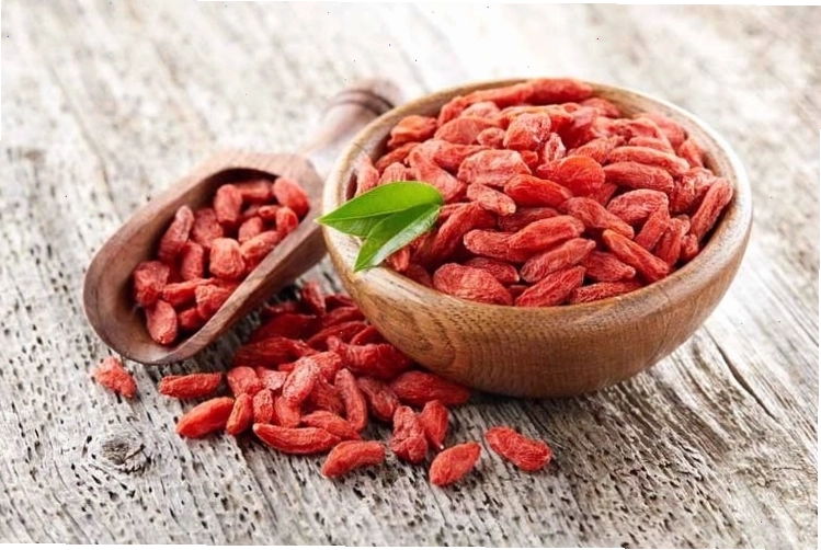 Chùm quả kỷ tử đỏ tươi tượng trưng cho sức khỏe