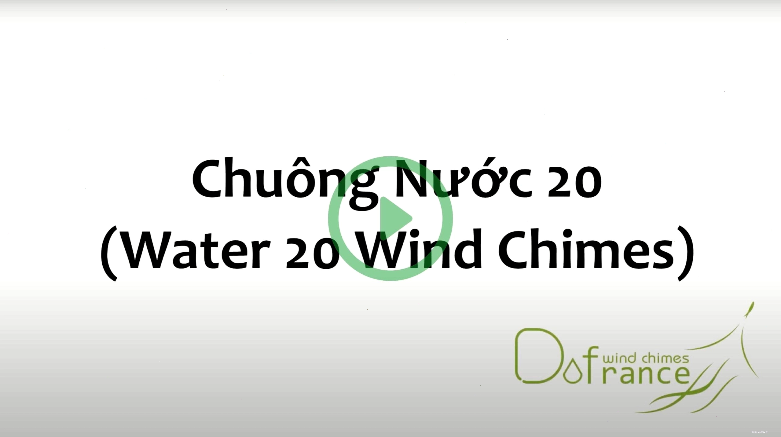 Chuông gió treo gần cửa sổ