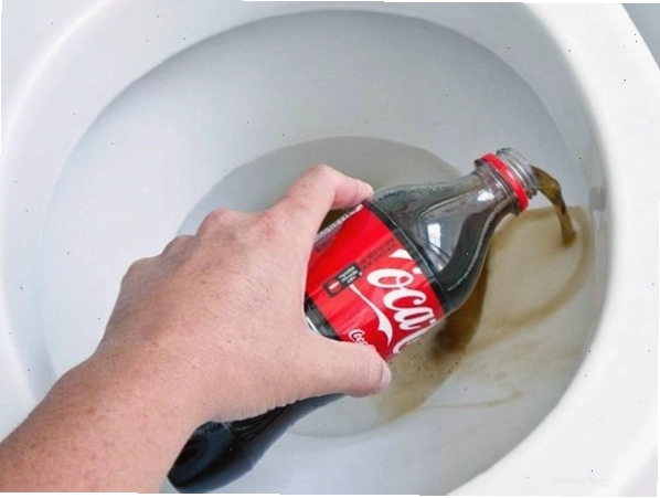 Coca-Cola giúp thông bồn cầu bị tắc nhờ tính axit tự nhiên