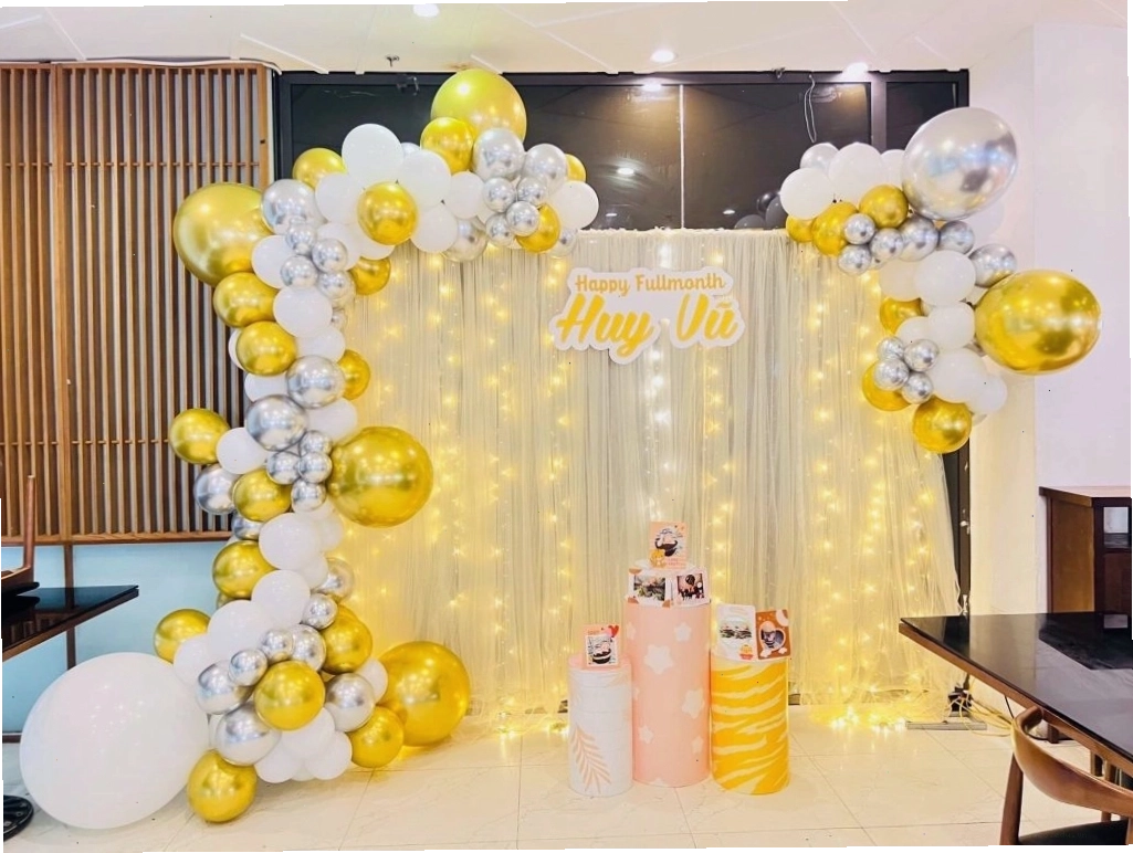 Combo trang trí sinh nhật cho bé tại nhà với phông rèm và bóng bay