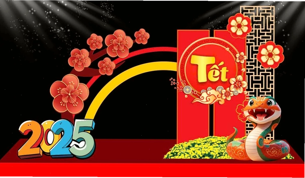 Cổng chào Tết 2025 hình rắn với mai vàng, hoa đào và họa tiết truyền thống