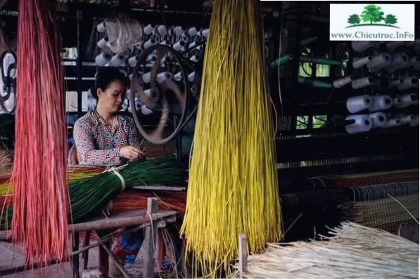 Công đoạn dệt chiếu cói thủ công tinh xảo