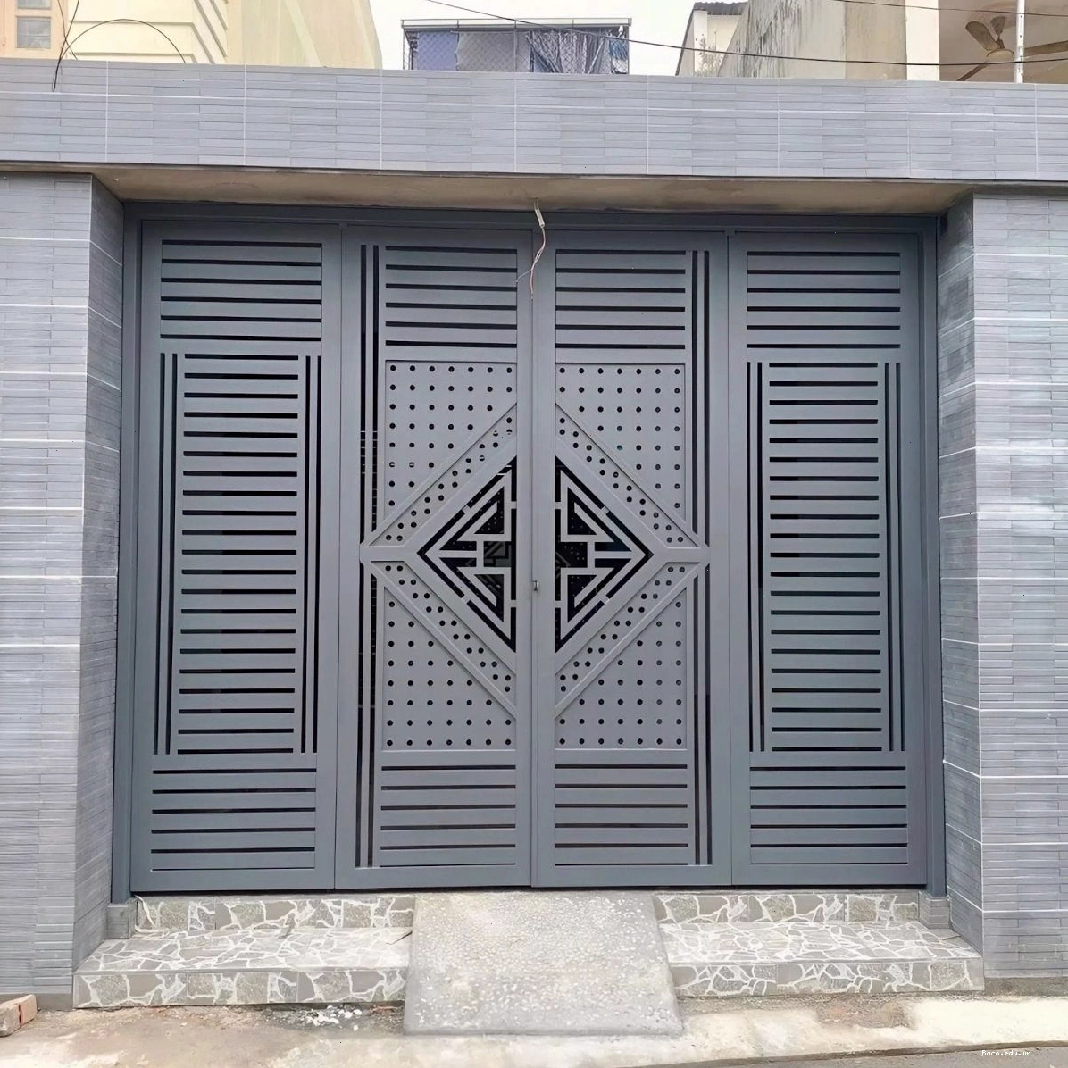 Cổng sắt hộp 4 cánh là gì? Tổng quan về cấu tạo và đặc điểm