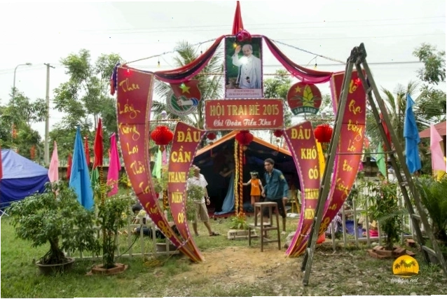 Cổng trại nhớ ơn Bác Hồ thể hiện lòng kính trọng và biết ơn