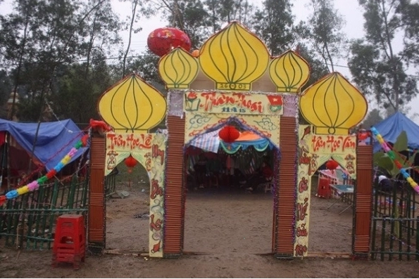 Cổng trại thể hiện niềm tin và hy vọng vào tương lai tươi sáng