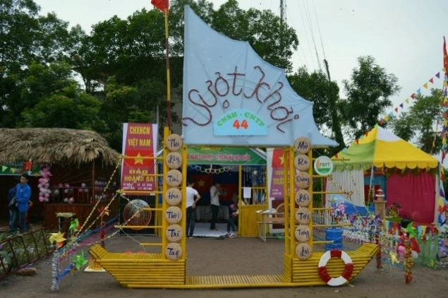 Cổng trại vượt khơi thể hiện ý chí vượt qua thử thách