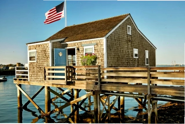 Cottage lợp ván trên cầu tàu nhìn ra mặt nước