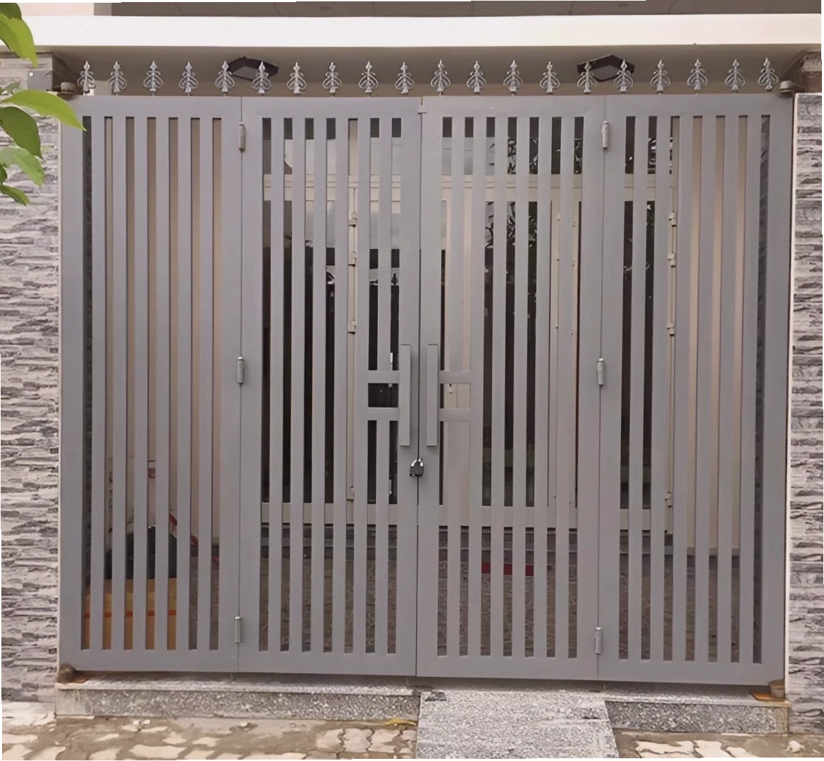 Cửa cổng sắt hộp 4 cánh cho nhà ống