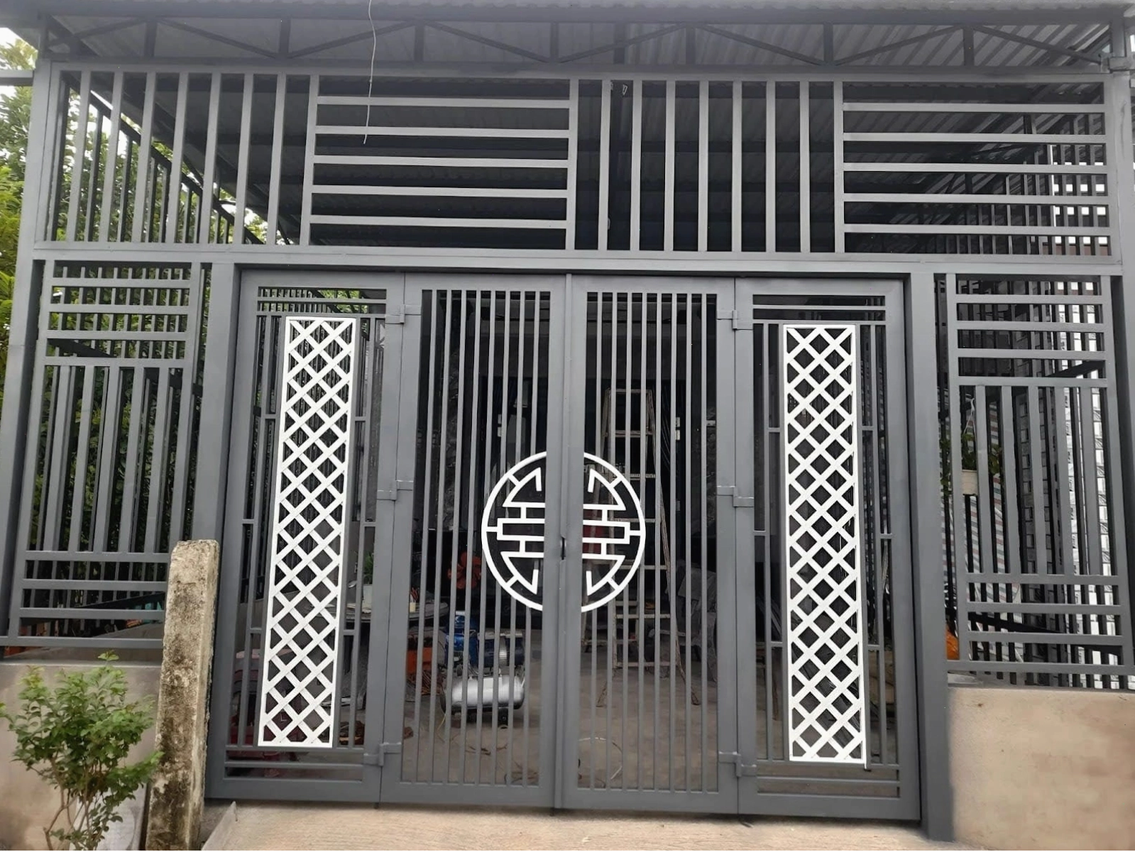 Cửa cổng sắt hộp 4 cánh chữ Thọ chắc chắn, mang ý nghĩa trường thọ