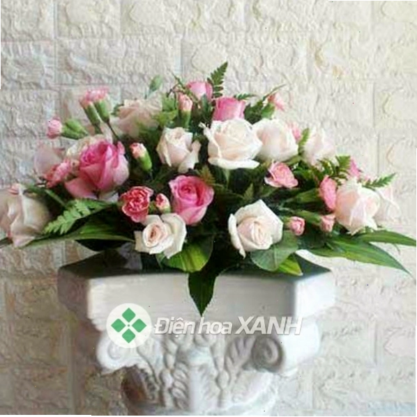Cụm hoa để bàn 021 với thiết kế cân đối, hài hòa